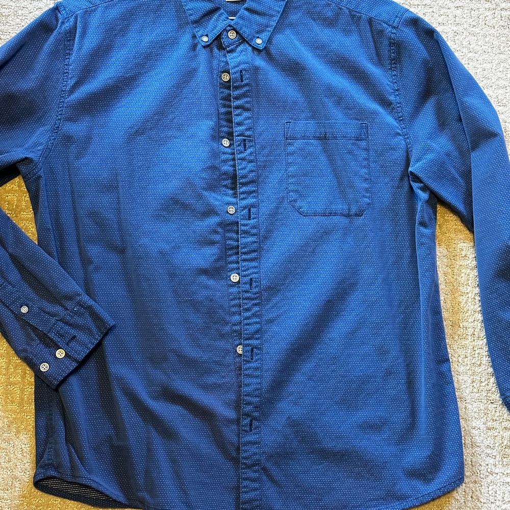 Men’s Carbon2Cobalt button down shirt. Size XL in medium blue color